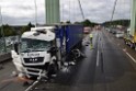 Schwerer LKW VU PKlemm A 4 Rich Olpe auf der Rodenkirchener Bruecke P062